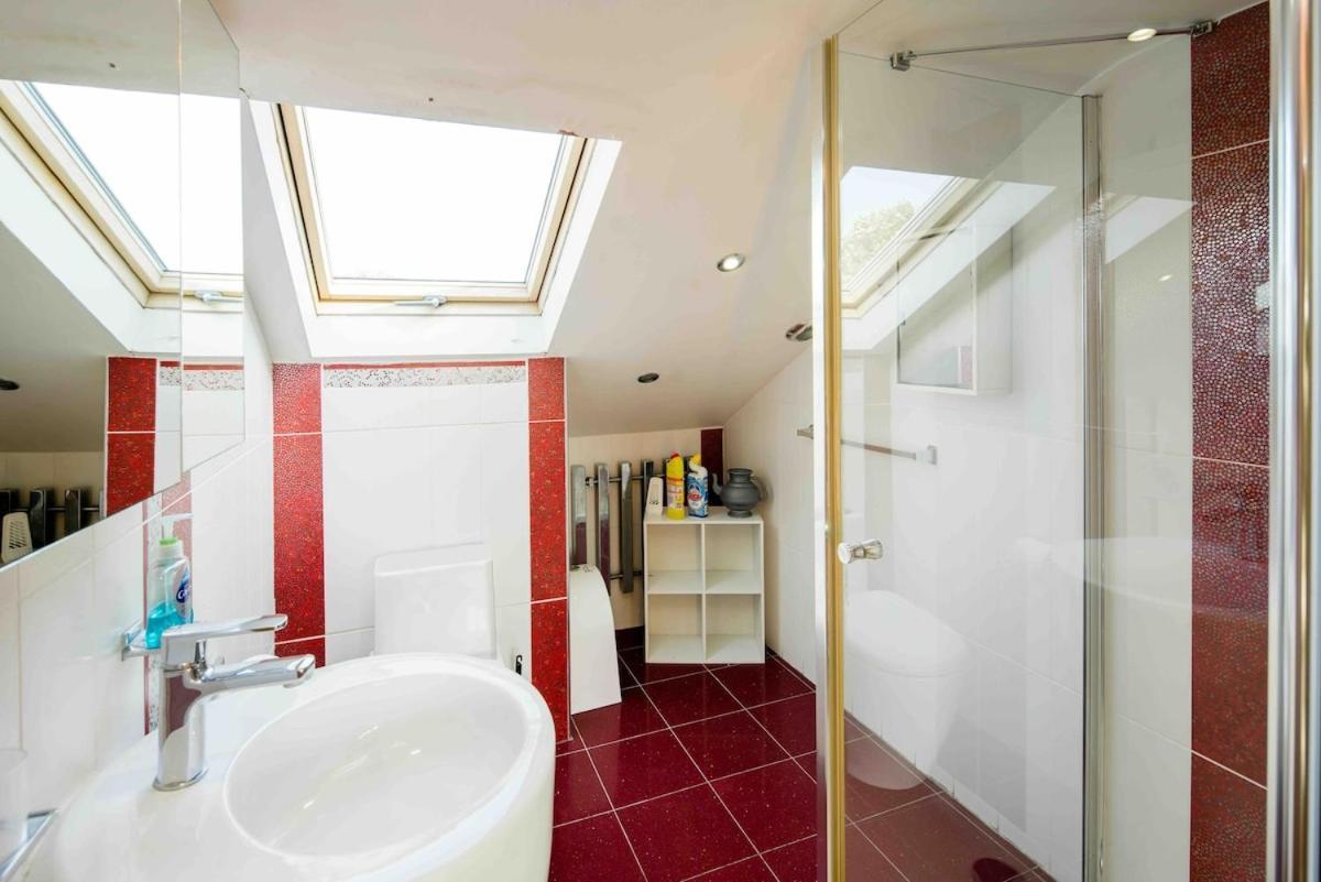 Apartamento Huge 6 Beds House In Zone 2 London-mobilerateoffers-families-leisure-parking-wifi-pooltable-netflix-sleeps15! *