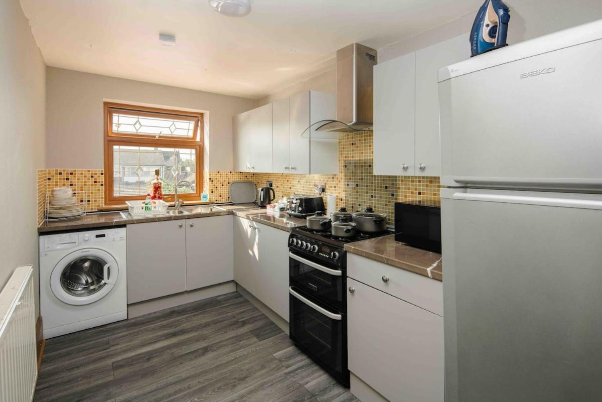 Huge 6 Beds House In Zone 2 London-mobilerateoffers-families-leisure-parking-wifi-pooltable-netflix-sleeps15! Apartamento Londres