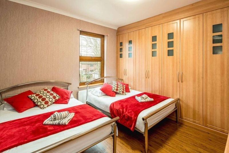 Huge 6 Beds House In Zone 2 London-mobilerateoffers-families-leisure-parking-wifi-pooltable-netflix-sleeps15! Londres