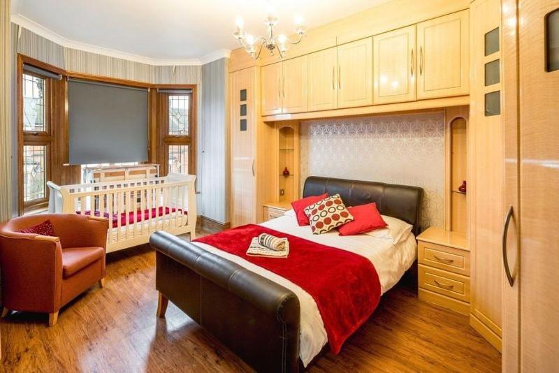 Huge 6 Beds House In Zone 2 London-mobilerateoffers-families-leisure-parking-wifi-pooltable-netflix-sleeps15! Apartamento