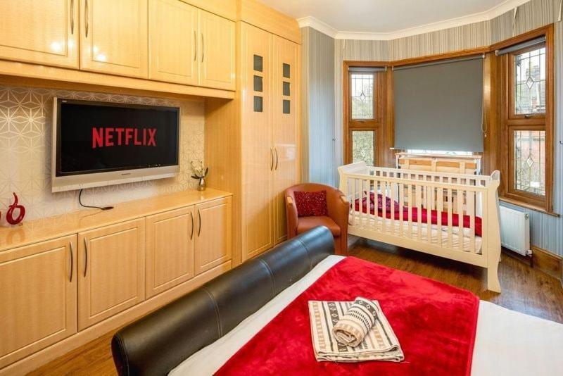 Apartamento Huge 6 Beds House In Zone 2 London-mobilerateoffers-families-leisure-parking-wifi-pooltable-netflix-sleeps15! *