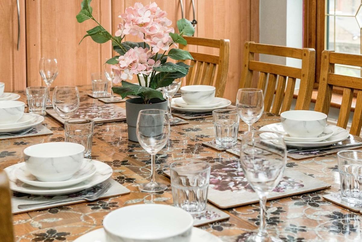 Apartamento Huge 6 Beds House In Zone 2 London-mobilerateoffers-families-leisure-parking-wifi-pooltable-netflix-sleeps15! Londres