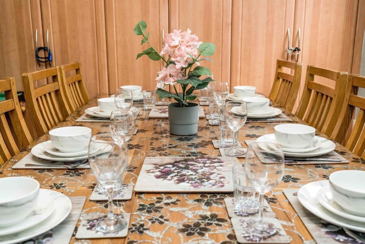 Huge 6 Beds House In Zone 2 London-mobilerateoffers-families-leisure-parking-wifi-pooltable-netflix-sleeps15! Apartamento *