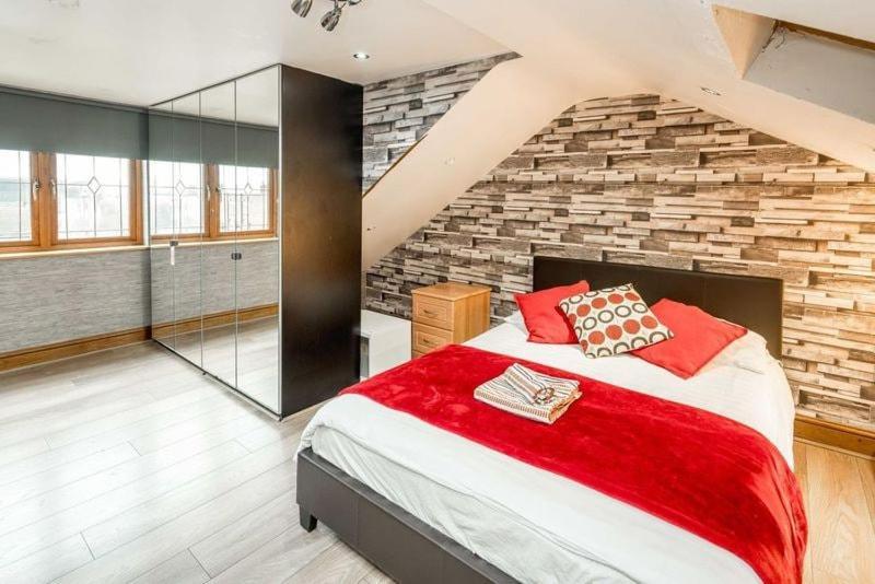 Apartamento Huge 6 Beds House In Zone 2 London-mobilerateoffers-families-leisure-parking-wifi-pooltable-netflix-sleeps15! Londres