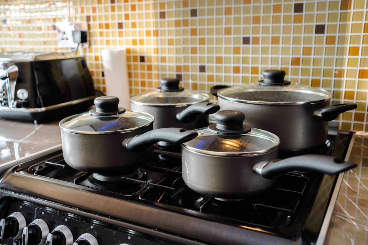 Huge 6 Beds House In Zone 2 London-mobilerateoffers-families-leisure-parking-wifi-pooltable-netflix-sleeps15! Apartamento